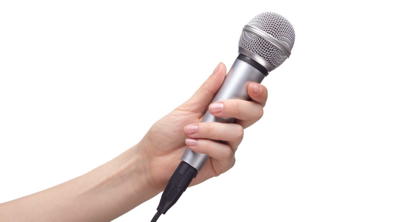 Включая микрофон группа. Микрофон. Рука с микрофоном. Круглый микрофон. Микрофон для интервью.