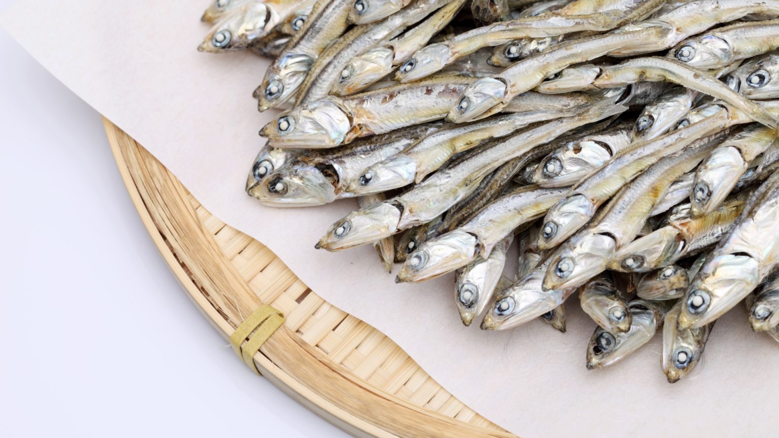 韓 国 人"日 本 産 の カ タ ク チ イ ワ シ の 中 に 変 な も の が 入 っ て る ん だ... 